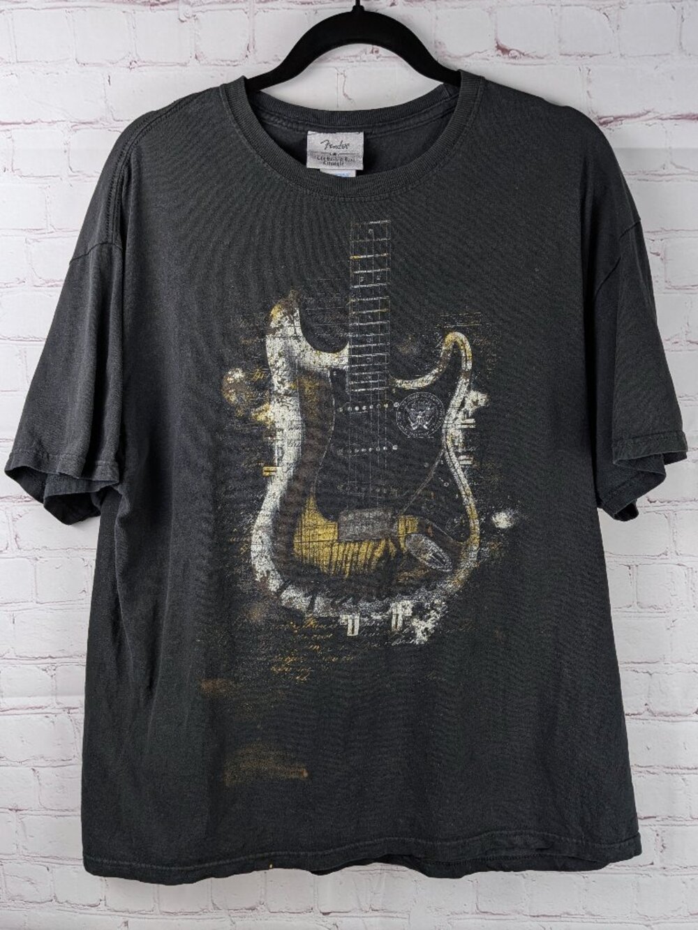 Fender Distressed Electric Guitar Tee L